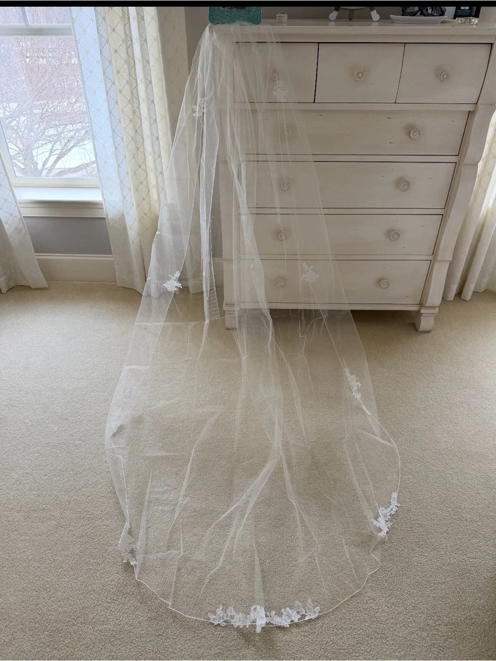 White Lace-Trim Bridal Veil with Floral Appliqué